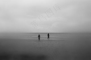 海洋,滑水,冲浪,湖泊,天空,在雾中的海滩上慢跑的妇女