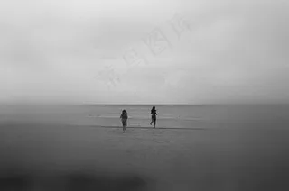 海洋,滑水,冲浪,湖泊,天空,在雾中的海滩上慢跑的妇女