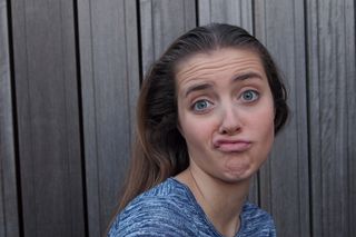 ,人物特写,头发,女人,秀发,做鬼脸和站立木栅栏上的少女