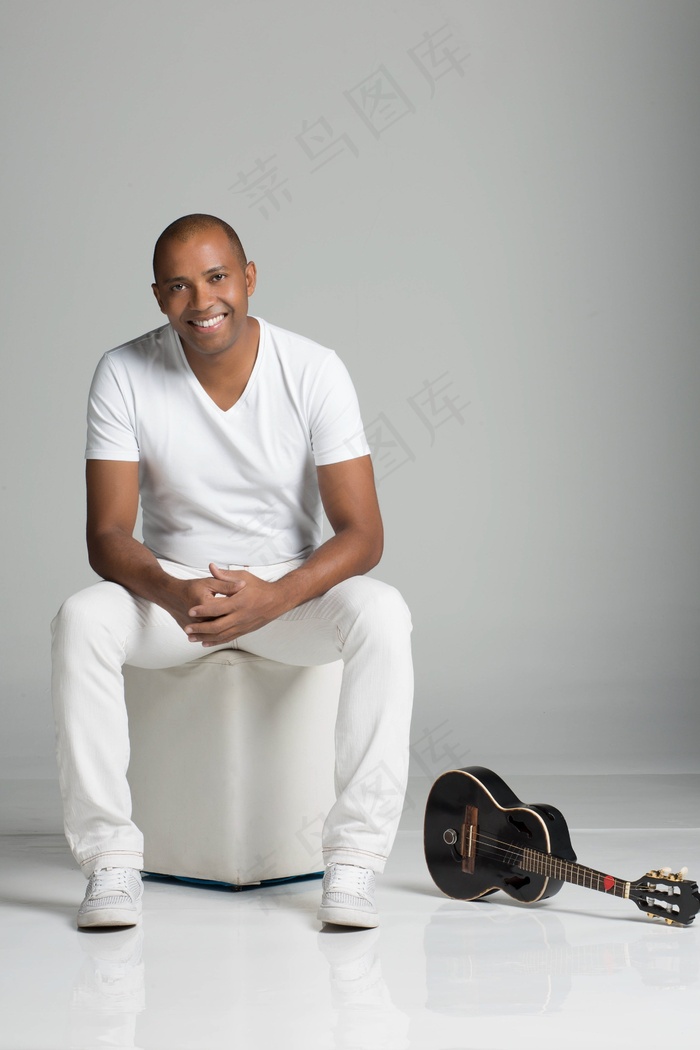 音乐家，坐在，传教士，白色，服装，男性