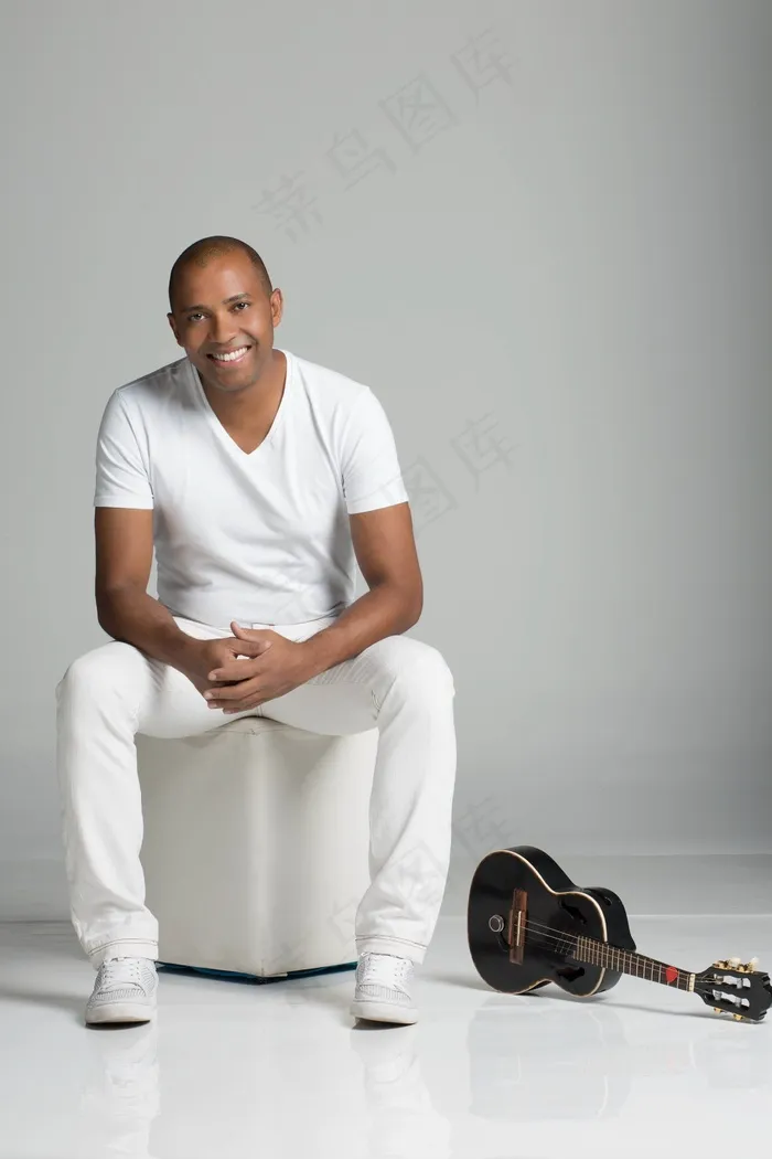 音乐家，坐在，传教士，白色，服装，男性