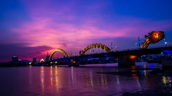 都市夜景,桥梁,天空,街灯,灯,龙像晚上在河上的桥 都市夜景,桥梁,天空,街灯,灯,龙像晚上在河上的桥