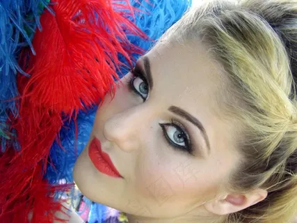 女孩，金发，蓝眼睛，，肖像，羽毛