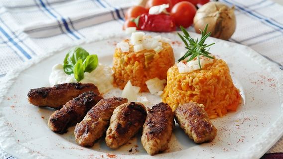 Cevapcici,肉,碎肉,Djuvec,Zaziki,吃,米饭 Cevapcici,肉,碎肉,Djuvec,Zaziki,吃,米饭