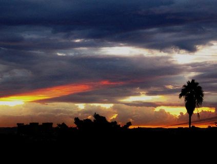 日落，云，变化的颜色，形状，水平