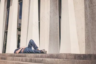 窗户,窗,窗帘,金属栏杆,人物特写,男子人放松步骤