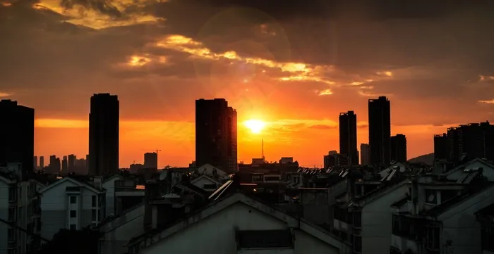 在黄昏，日落，橙色，云，房屋，城市，屋顶