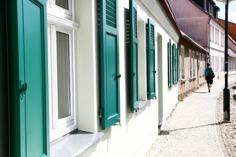 绿色，百叶窗，灿烂的阳光，灯笼，小戈多克