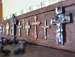 十字架，金属十字架，蜡烛和十字架，十字架