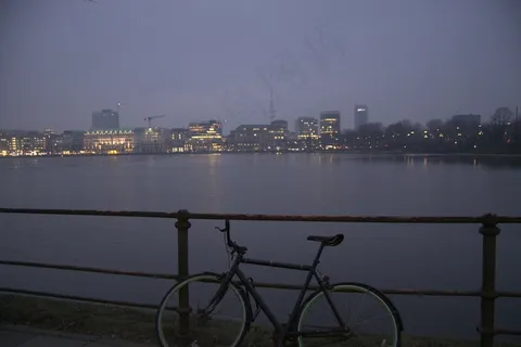 桥梁,船桅,电线/电缆,江河,排球网,晚上骑自行车