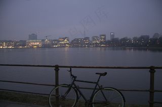 桥梁,船桅,电线/电缆,江河,排球网,晚上骑自行车