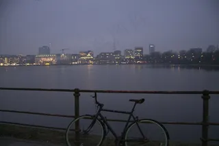 桥梁,船桅,电线/电缆,江河,排球网,晚上骑自行车