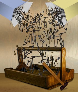 钉子和锤子与木盒子的抽象视图