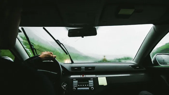 汽车内饰,轿车,车室,计价器,中控台,男子在山路上驾驶汽车