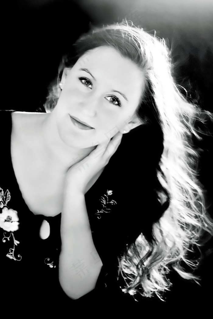 黑色和白色的女人，用手托住下巴的肖像