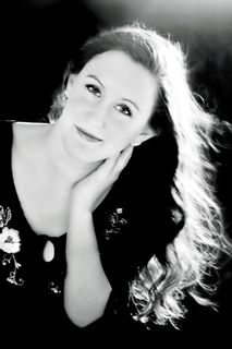 黑色和白色的女人，用手托住下巴的肖像