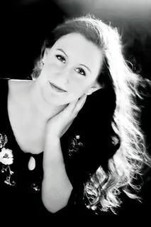 黑色和白色的女人,用手托住下巴的肖像 黑色和白色的女人,用手托住下巴的肖像