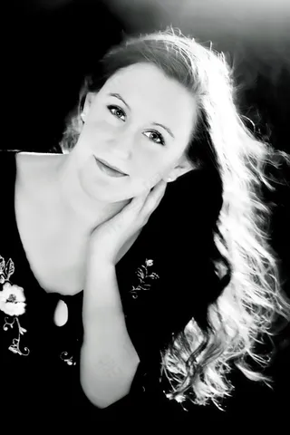 黑色和白色的女人，用手托住下巴的肖像