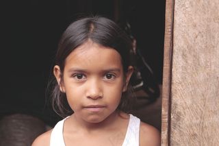 肖像，黑暗的背景，小女孩