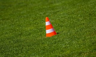 塔架，帽子，橙色，草，草绿色，警告