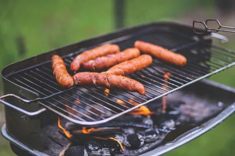 食物,烤肉架,电烧烤炉,烟头,电烤盘,烧烤香肠 食物,烤肉架,电烧烤炉,烟头,电烤盘,烧烤香肠