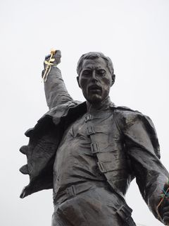 弗雷迪·水星纪念馆，雕像，纪念馆