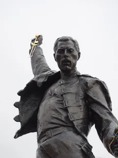 弗雷迪·水星纪念馆，雕像，纪念馆