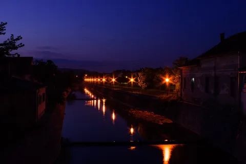 夜,河,几点思考,灯火,镇,水 夜,河,几点思考,灯火,镇,水