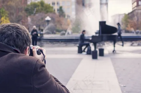 piano worship, vol. 3: indescribable,街道,狙击枪,轿车,地板砖,男子射击街头钢琴演奏者