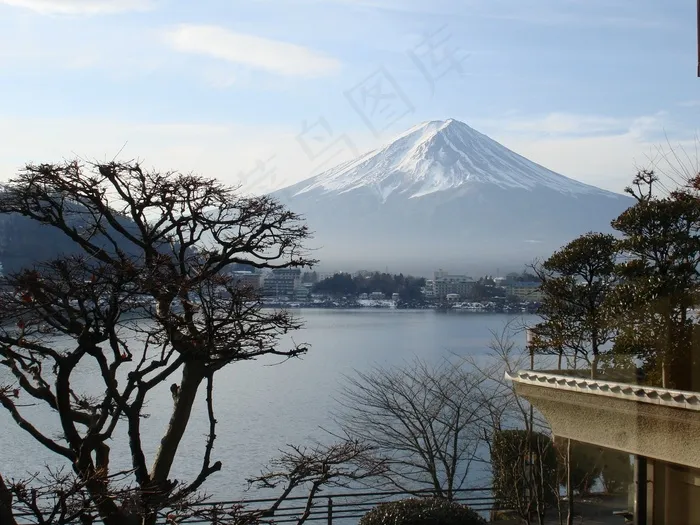 富士山在雪中