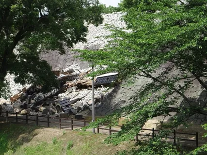 未申橹横の崩落した石垣 未申橹横の崩落した石垣