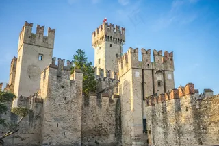 斯卡利杰尔城堡，加尔达湖，西尔苗内，意大利，意大利语