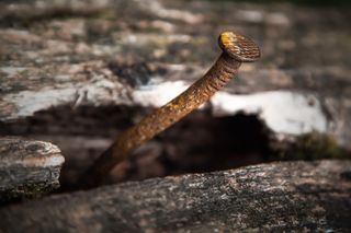 钉子，弯曲，不锈钢，旧，生锈，风化