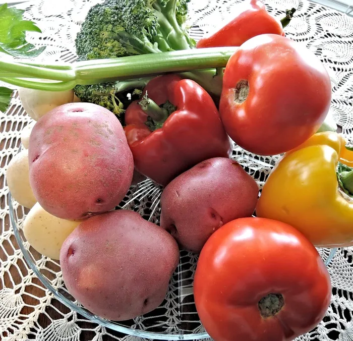 市场蔬菜，新土豆，辣椒，芹菜