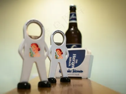 开瓶器，瓶，啤酒杯垫，柜台，男性