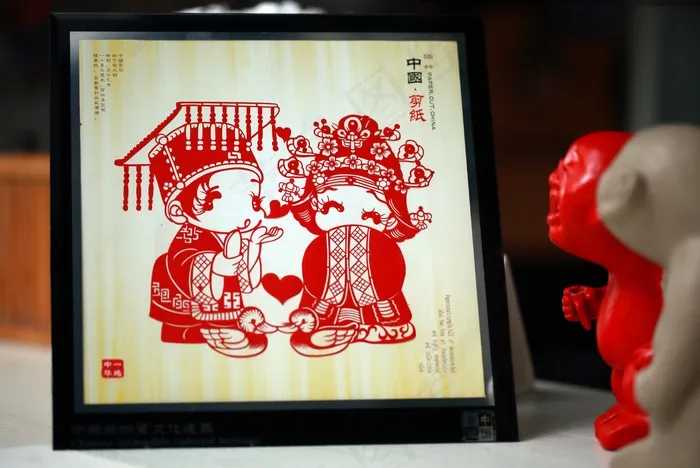 镂空剪纸,绘画,数码相框,艺术画,软木画,剪纸中国传统艺术与雕像在桌子上
