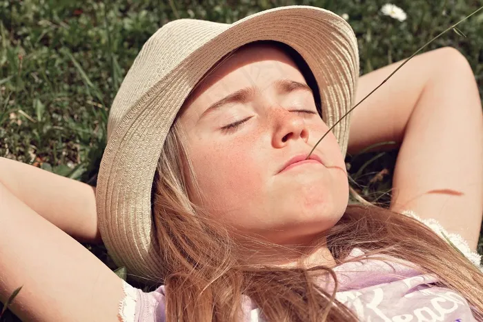人类，儿童，女孩，脸，帽子，草叶，放宽