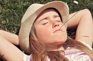 人类，儿童，女孩，脸，帽子，草叶，放宽