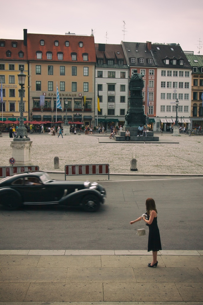 轿车,建筑,街道,居民楼,摩托车,女人和那辆旧车