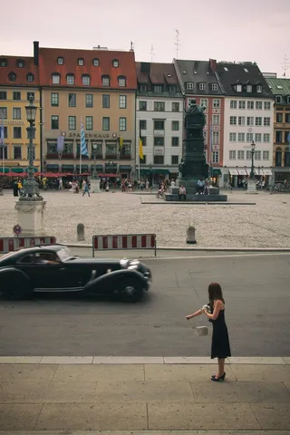 轿车,建筑,街道,居民楼,摩托车,女人和那辆旧车