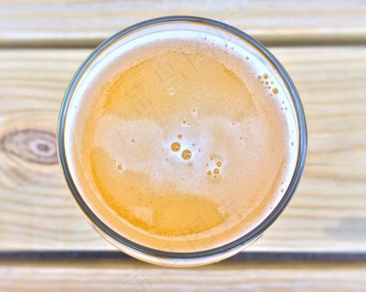 咖啡,花生糊,饮料/饮品,茶,奶油南瓜汤,啤酒杯在木桌上的鸟瞰图