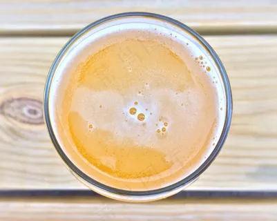 咖啡,花生糊,饮料/饮品,茶,奶油南瓜汤,啤酒杯在木桌上的鸟瞰图