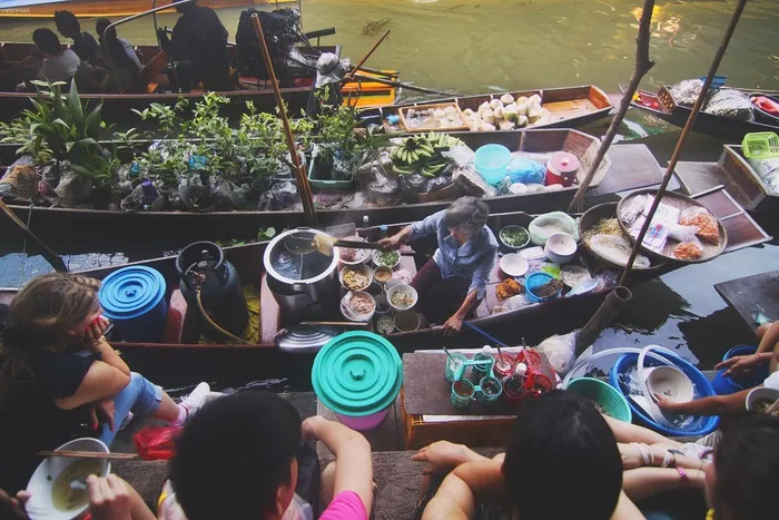 卡通动漫人物,人物特写,游乐场,玩具,盆栽植物,船上的食品市场