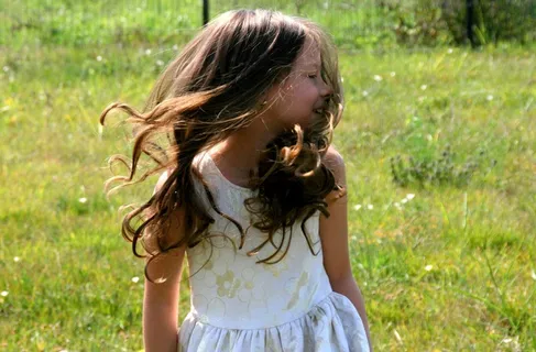 女孩,长长的头发,动态,微笑,美女,夏天,儿童 女孩,长长的头发,动态,微笑,美女,夏天,儿童