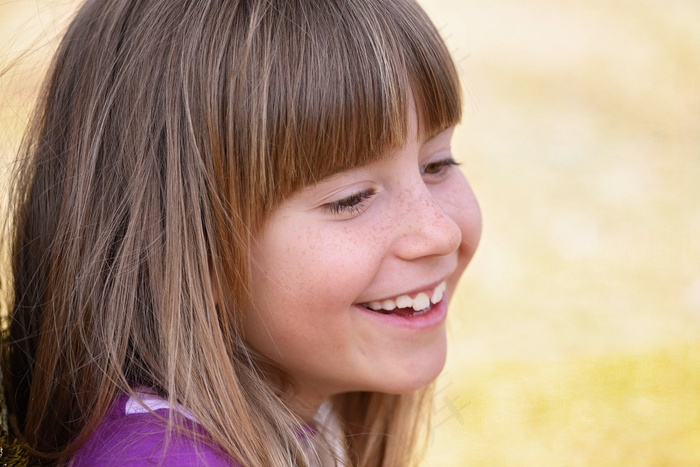 人类，儿童，女孩，脸，笑，金发，长长的头发