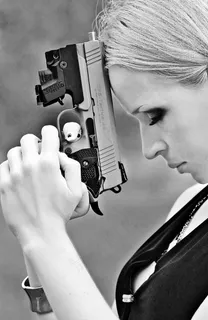 武器，手枪，女人，祈祷，愤怒，黑白色