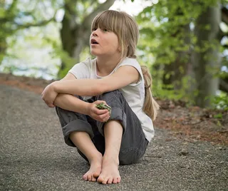 人类，儿童，女孩，坐在，金发女郎，出，道路，离