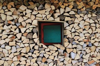 Holzstapel，窗台，窗户，木质窗户