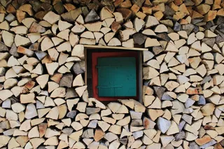 Holzstapel，窗台，窗户，木质窗户