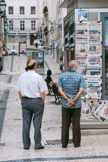 现代建筑,人物特写,街道,商场,美女,看报纸